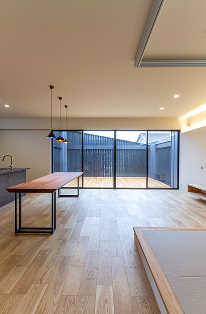 空間を変革し、新たな基準をつくる。快適さを築き、時を超えるスタイルを形に。